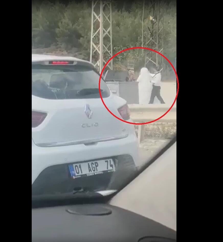 Damat, yol kenarında gelini dövdü | Video