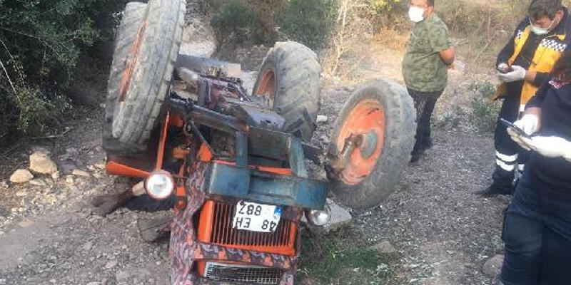 Devrilen traktörün altında kalan yaşlı çift öldü