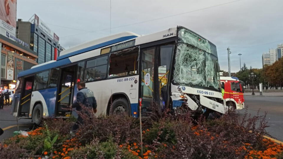 Halk otobüsü kırmızı ışıkta geçti: 17 yaralı | Video