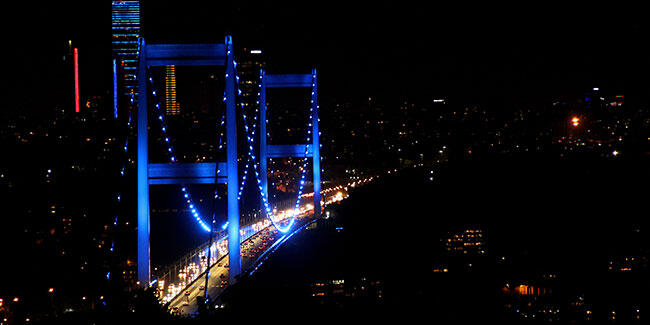 İstanbul’daki köprüler diyabet için aydınlatıldı