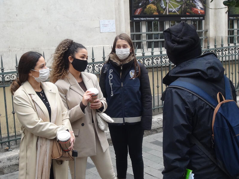 Polise “Kapa çeneni” diyen kadın turistler gözaltına alındı | Video