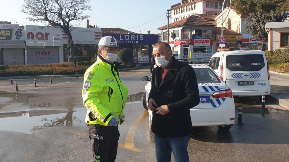 Direksiyon başında yemek yiyen sürücüye ceza