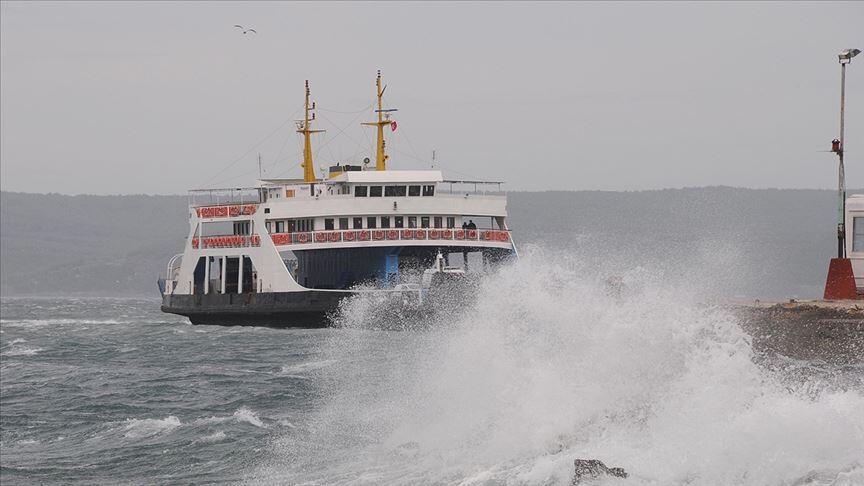 Gökçeada ve Bozcaada feribot seferlerine ‘fırtına’ engeli