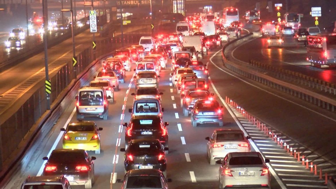 İstanbul’da kısıtlamanın başlamasının ardından trafik yoğunluğu