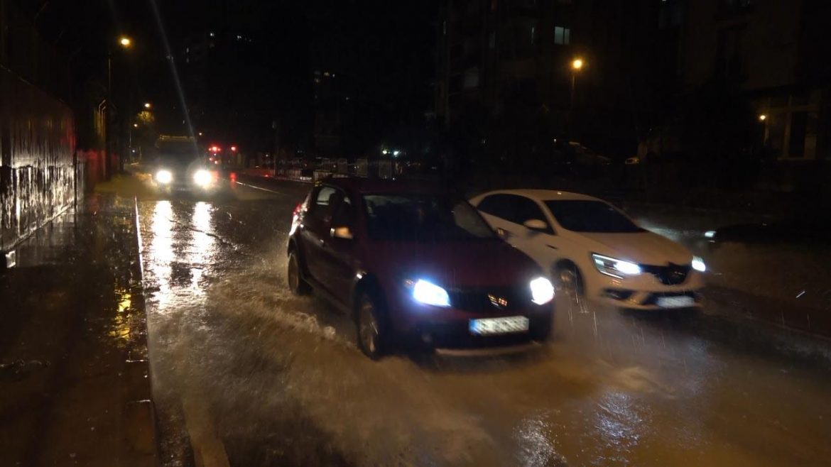 İzmir’de sağanak etkili oldu