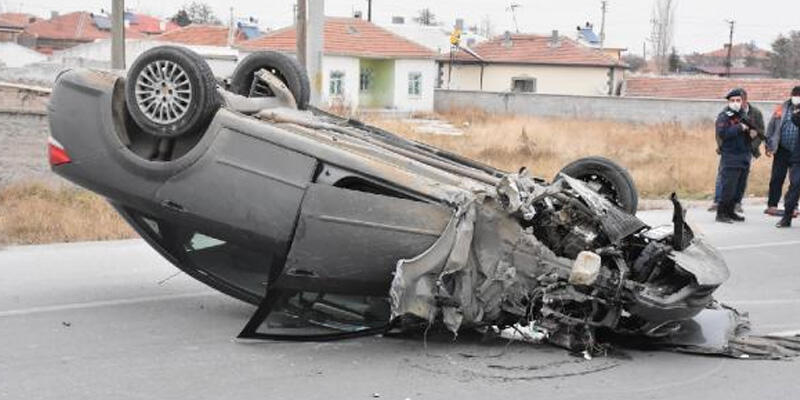 Köpeğe çarpmamak manevra yaptı, otomobil direğe çarparak takla attı