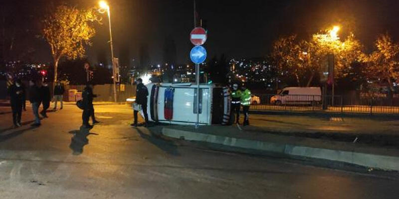 Otomobil polis otosuna çarptı: 3 yaralı