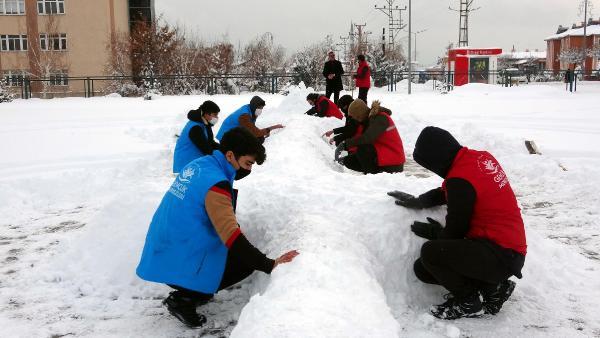 Aşının önemine dikkat çekmek için 20 metrelik 'kardan enjektör' yaptılar