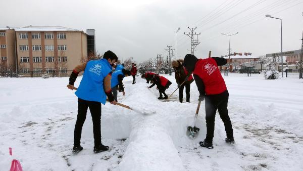 Aşının önemine dikkat çekmek için 20 metrelik 'kardan enjektör' yaptılar