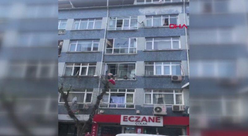 Cinnet getirdi, evdeki her şeyi sokağa fırlattı | Video