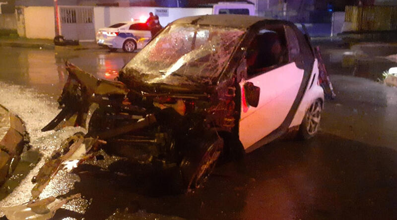 İzmir’de devrilen otomobilde bulunan 2 kişi yaralandı