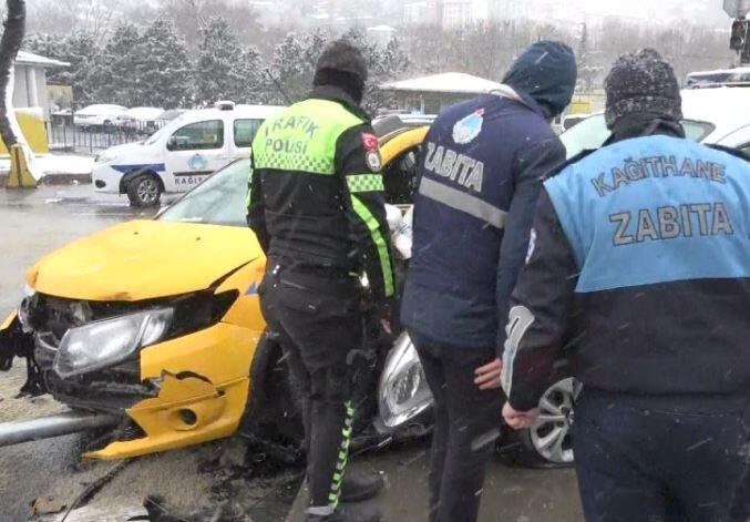 Kağıthane’de trafik kazası 1 yaralı | Video