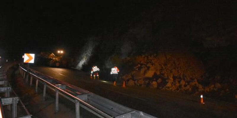 Marmaris’te heyelan, karayolunu trafiğe kapattı