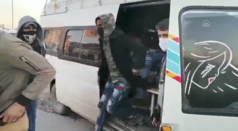 Minibüsten 33 kişi çıktı