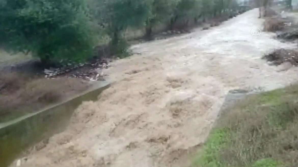 Sağanak su baskınlarına yol açtı