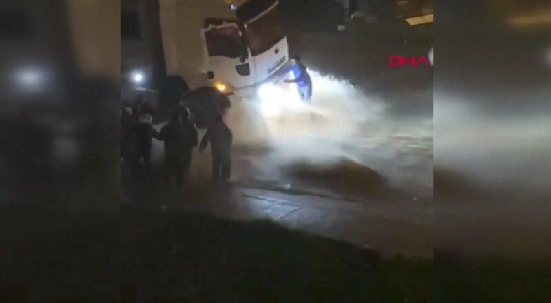 Son Dakika… İzmir sele teslim oldu… Araçlar sürüklendi, sokaklar göle döndü | Video