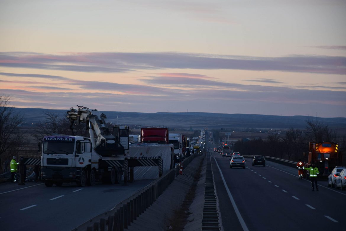 TIR’ın devrildiği yol, 2 saat ulaşıma kapandı