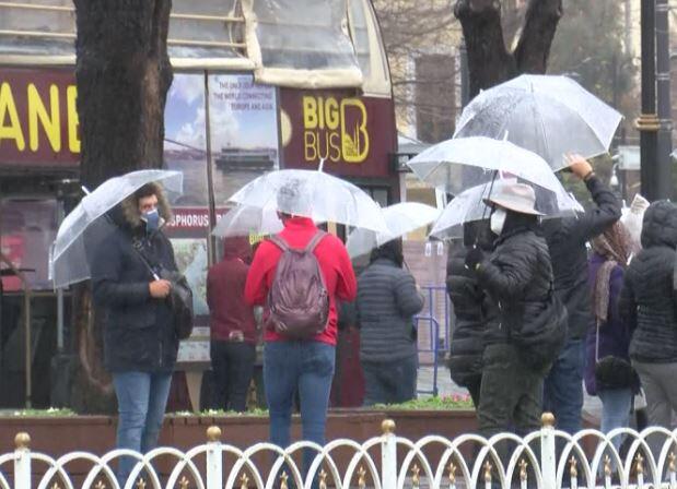 Turistler yağmura rağmen dışarıda | Video