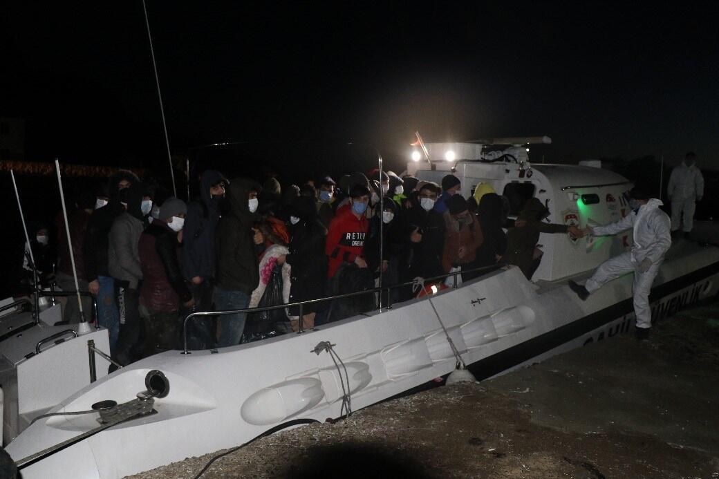 Çanakkale’de arıza yapan teknedeki 65 kaçak göçmen kurtarıldı