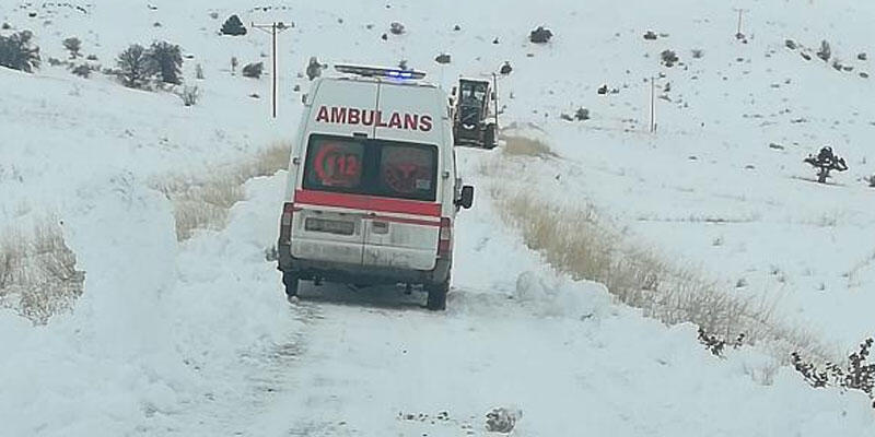 Köydeki hastalar, yollar açılarak hastaneye ulaştırıldı