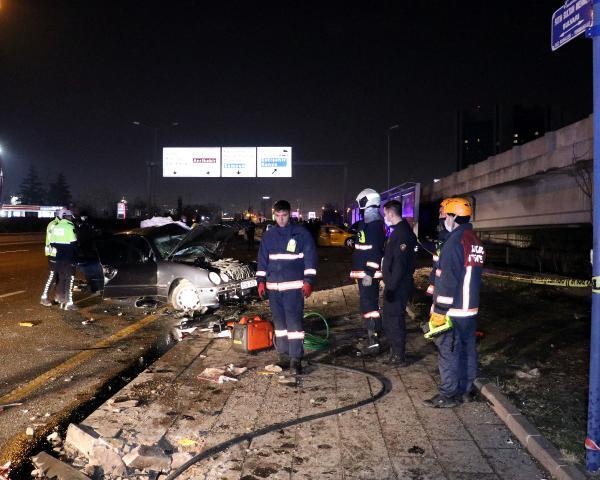 Otomobil yolcu alan taksiye çarptı: 1 ölü, 3 yaralı