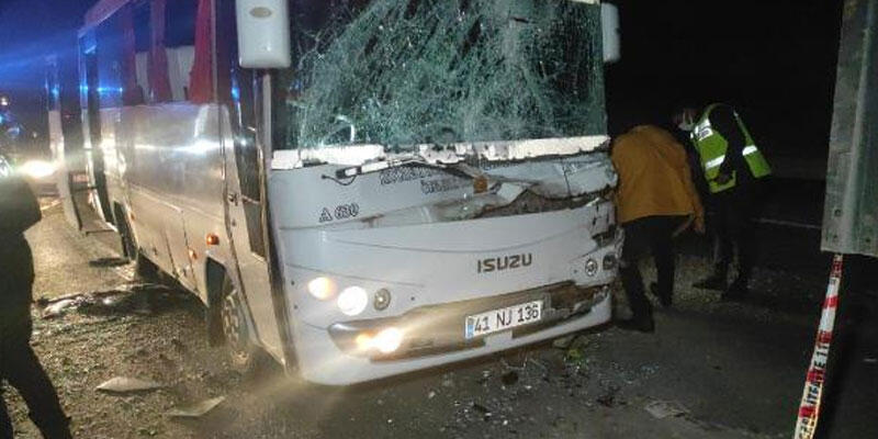 Özel halk otobüsü TIR’a çarptı: 6 yaralı