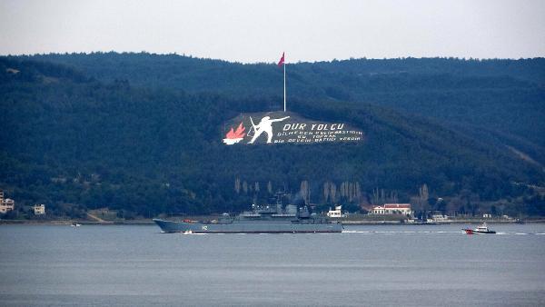 Rus savaş gemisi Çanakkale Boğazı’ndan geçti