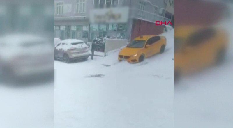 Taksi müşterisi paniğe kapılıp araçtan atladı