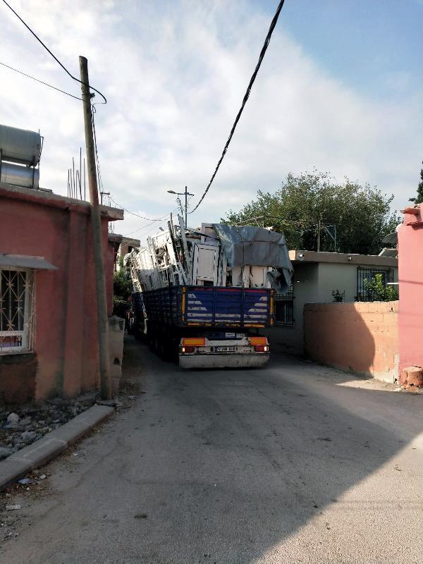 TIR’ların evlere zarar verdiği dar sokakta vatandaşların ‘navigasyon’ tepkisi