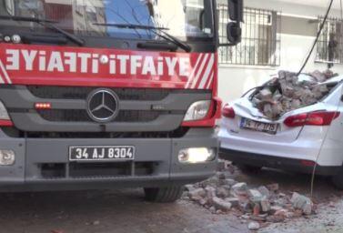 Beyoğlu’nda çatı duvarı çöktü