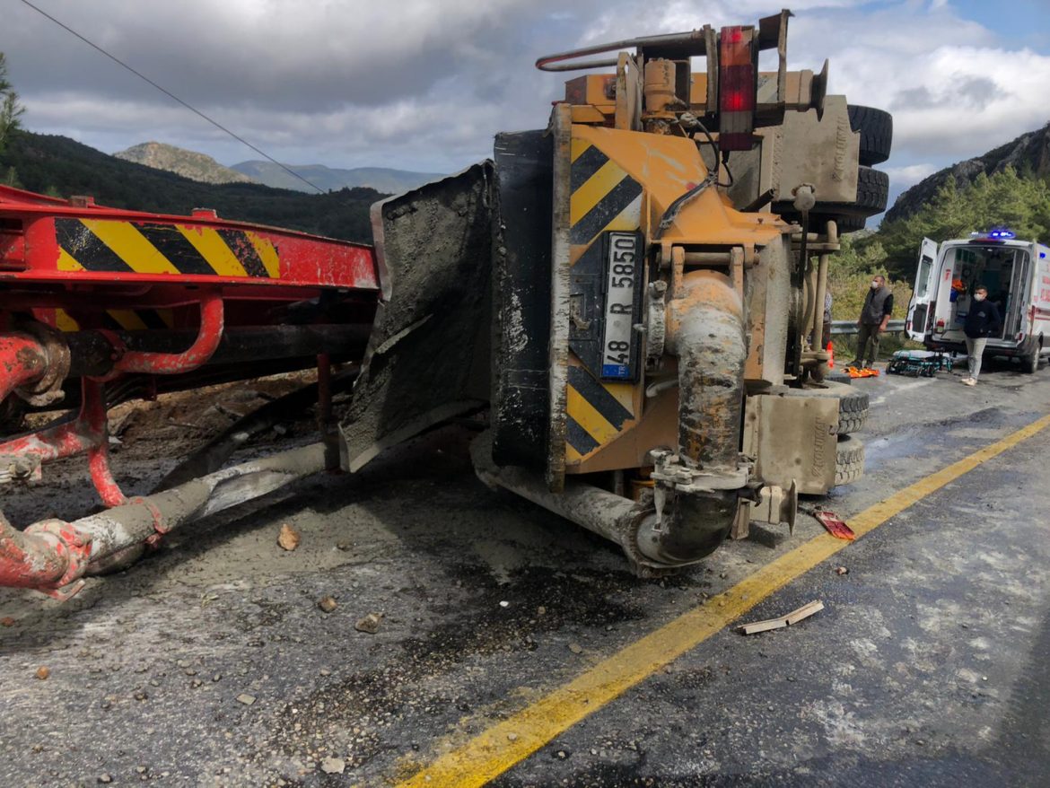 Devrilen beton mikserinin altında kaldı! Mucize kurtuluş