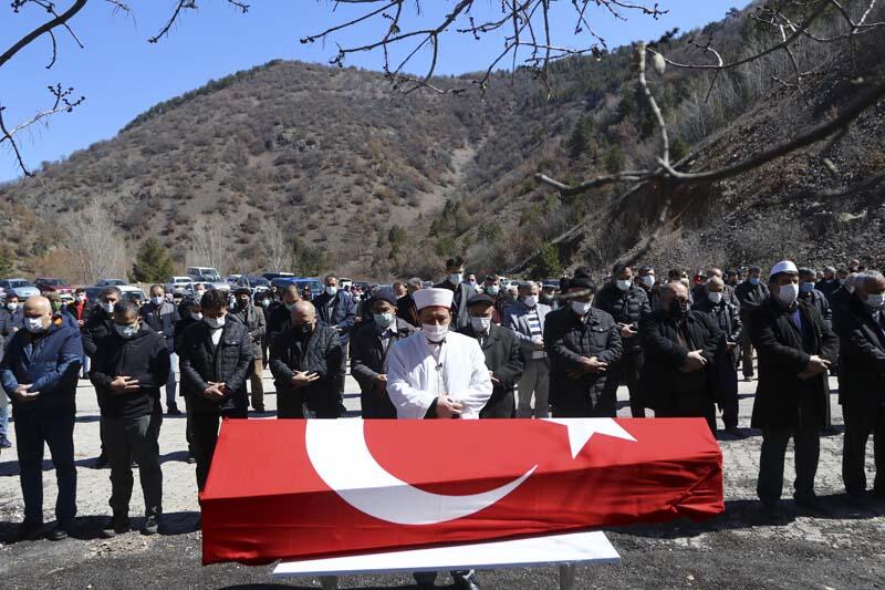 Doğum günü kutlamasında başından vurularak ölen savcı toprağa verildi 