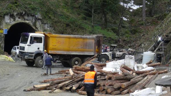 Göçük altında kalan maden işçisine 3. günde ulaşılmaya çalışılıyor