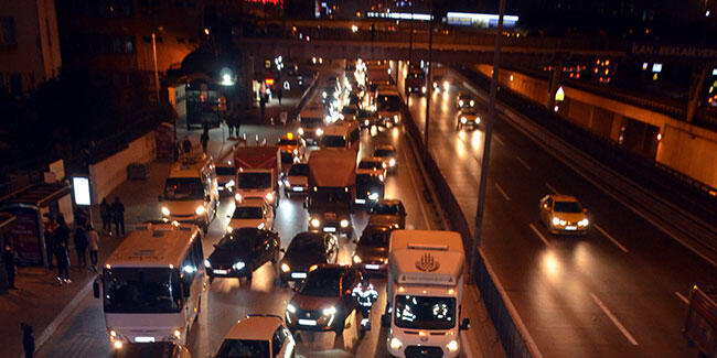 İstanbul’da kısıtlama saatindeki kaza trafiği kilitledi!