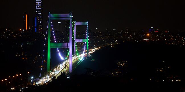 İstanbul’un köprüleri Pakistan Milli Günü için yeşil ve beyaz renklerle aydınlatıldı