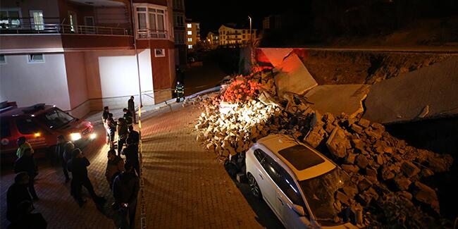 İstinat duvarı araçların üzerine çöktü