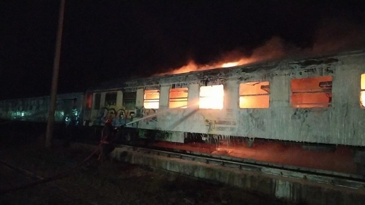 Sakarya’da TCDD’nin hurdaya ayırdığı iki vagon yandı