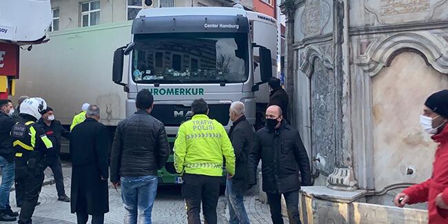 Üsküdar’da TIR dar olan sokakta sıkıştı