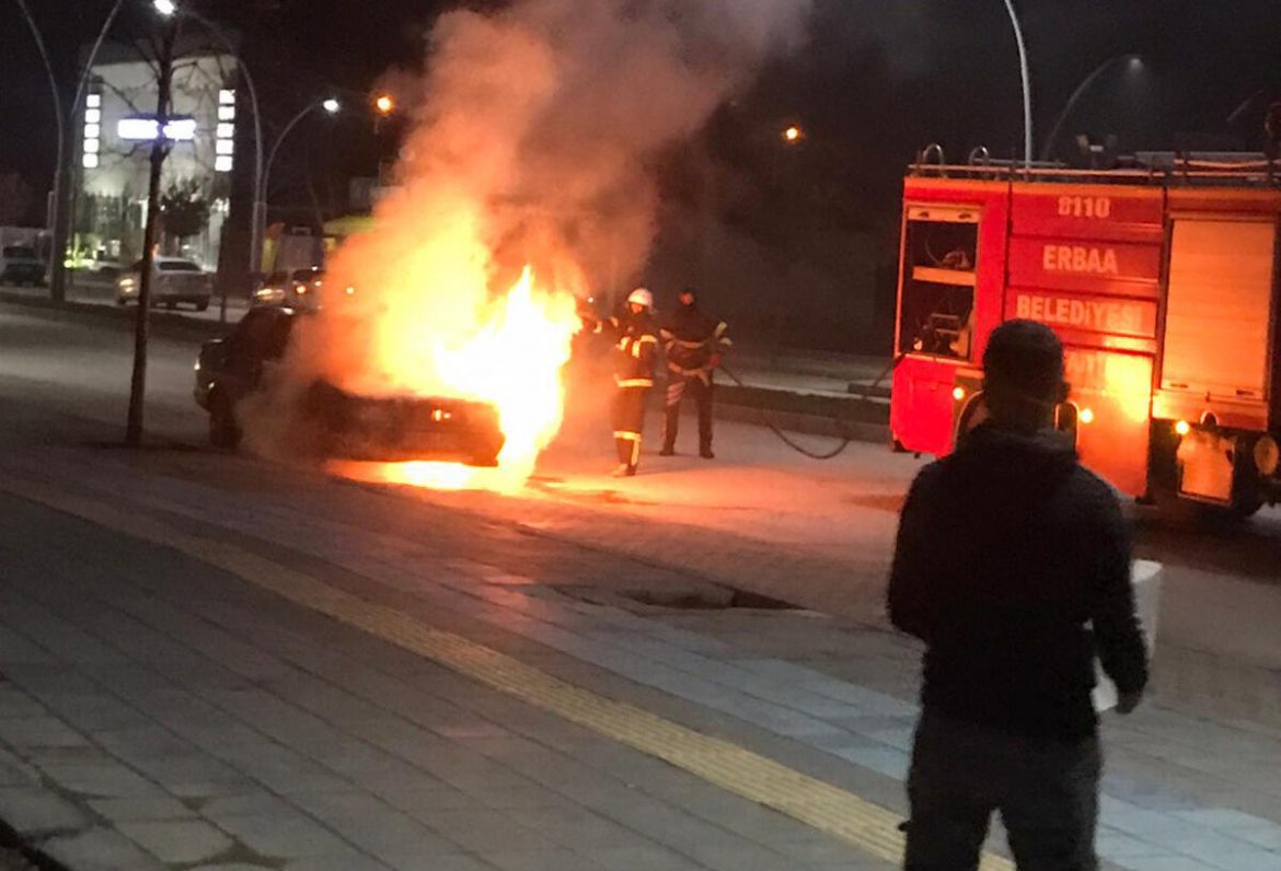 Park halindeki otomobil alev alev yandı