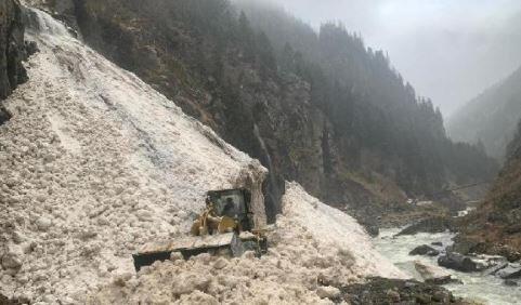 Rize’de çığ düşen yol, 4 saatte açıldı