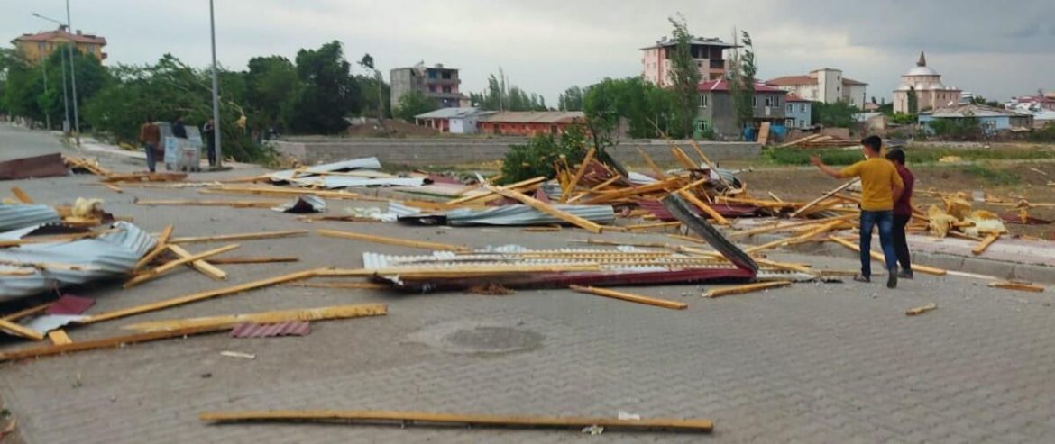 Akşam saatlerinde şiddetini arttırdı: Çatıları uçurdu