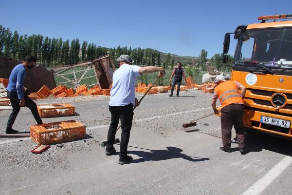 Devrilen TIR’daki yüzlerce tavuk öldü