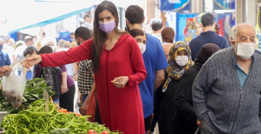 İstanbul’da pazar yerleri Kovid-19 tedbirlerine uyularak açıldı