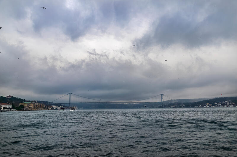 İstanbul’da şiddetli gök gürültüsü! Evlerin camları titredi