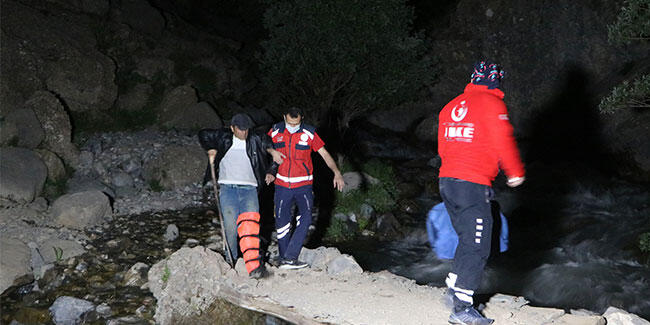 Pancar toplarken kayalıktan düştü, 3 saatte kurtarıldı