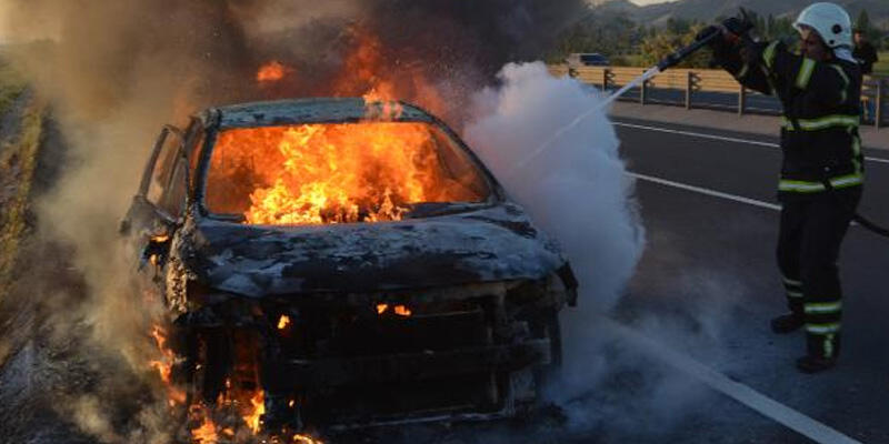 Yakınının cenaze törenine giderken otomobili alev topuna döndü