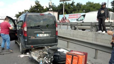 Bakırköy’de hafif ticari araca çarpan motosikletli kurye yaralandı