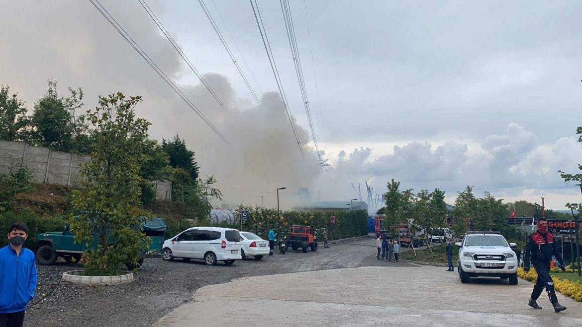 Çekmeköy’de plastik fabrikasında yangın