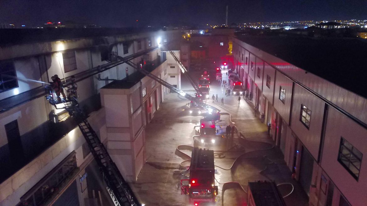 Pendik’te kolonya imalathanesinde yangın