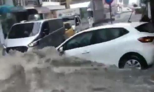 Samsun’da sağanak: Yollar göle döndü, araçlar sürüklendi